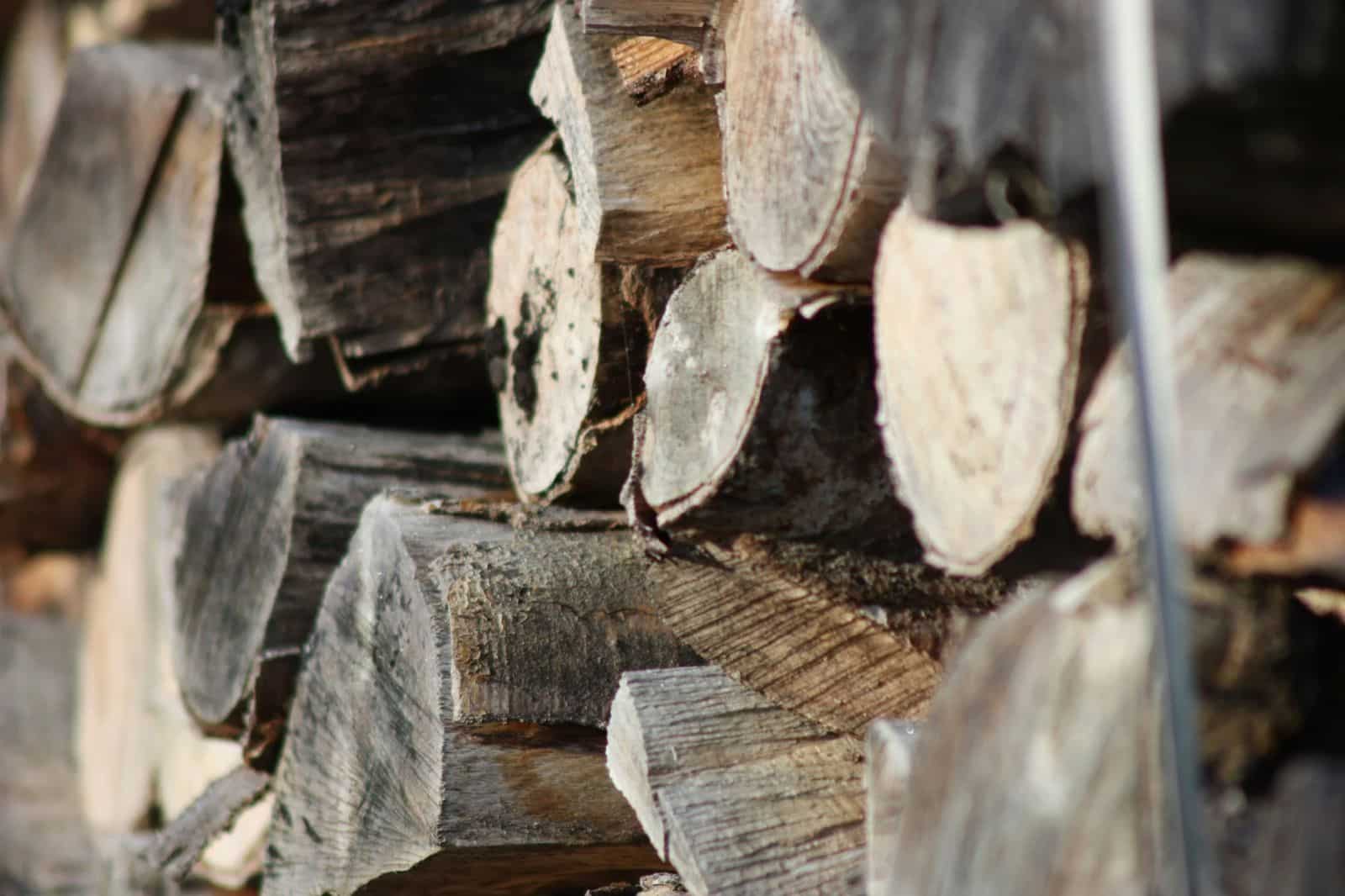 Bûches de bois sec empilées pour alimenter un poêle ou une cheminée