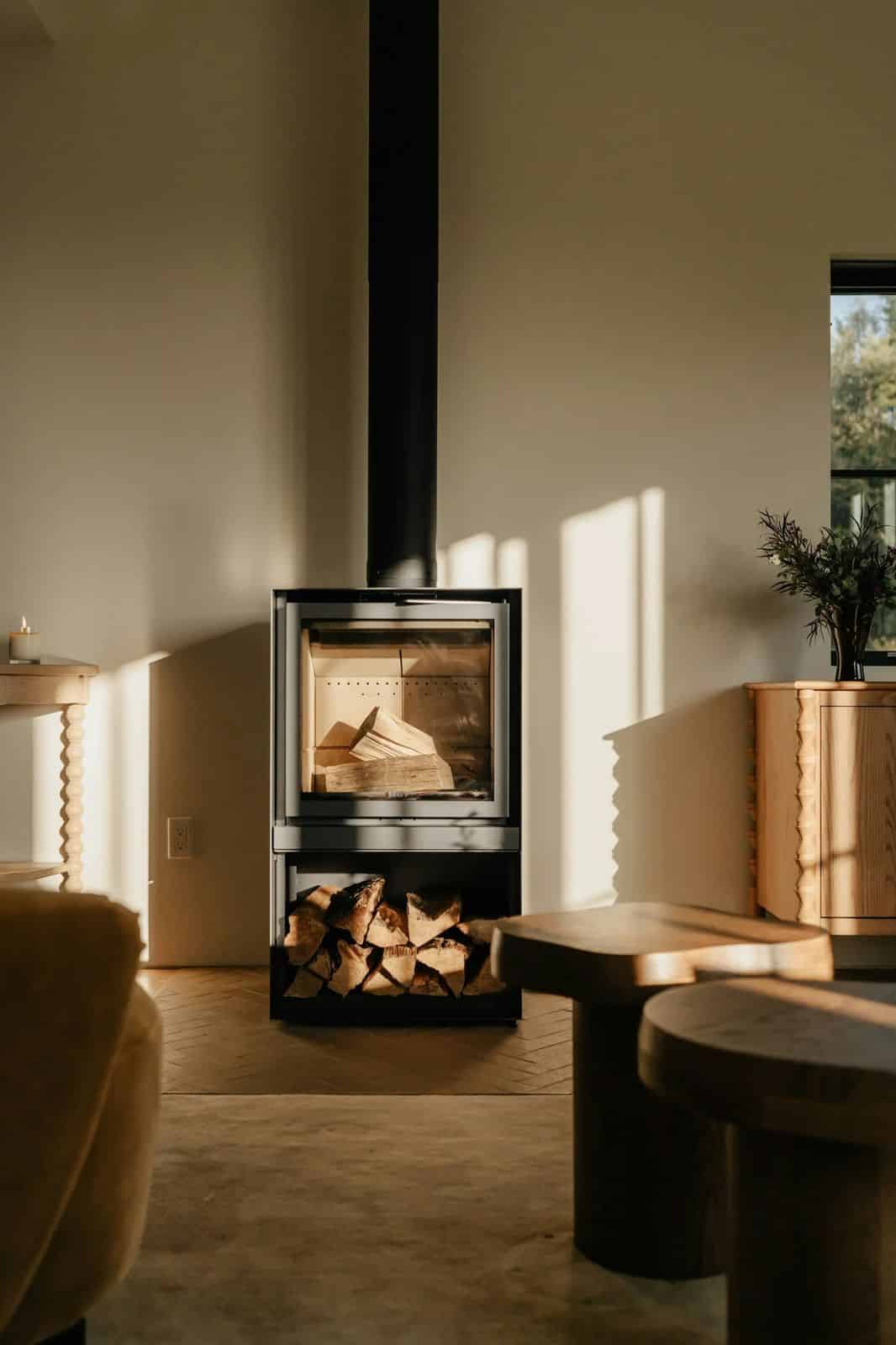 Poêle à bois moderne avec réserve à bûches, entretenu quelle que soit la marque