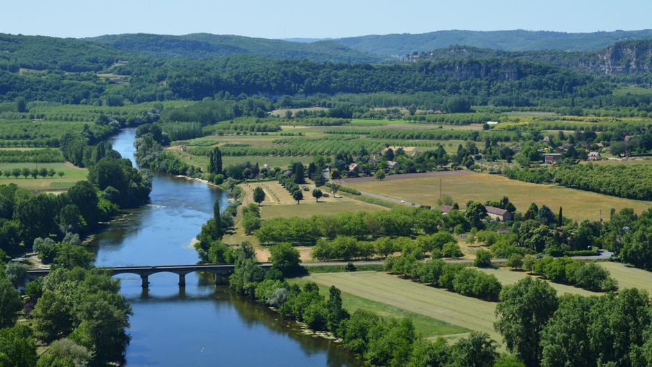 Vallée agricole traversée par une rivière, secteur d'intervention du ramoneur